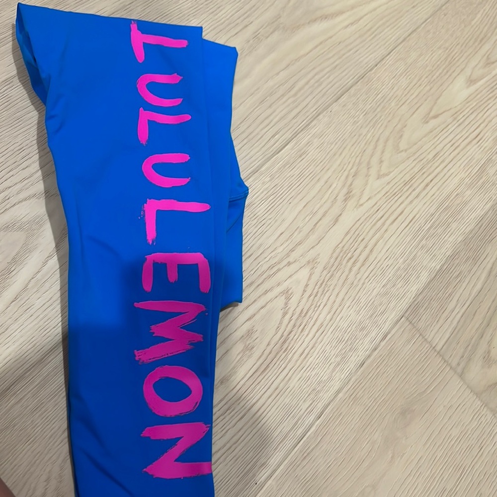 lulu poolside leggings with pink on the side